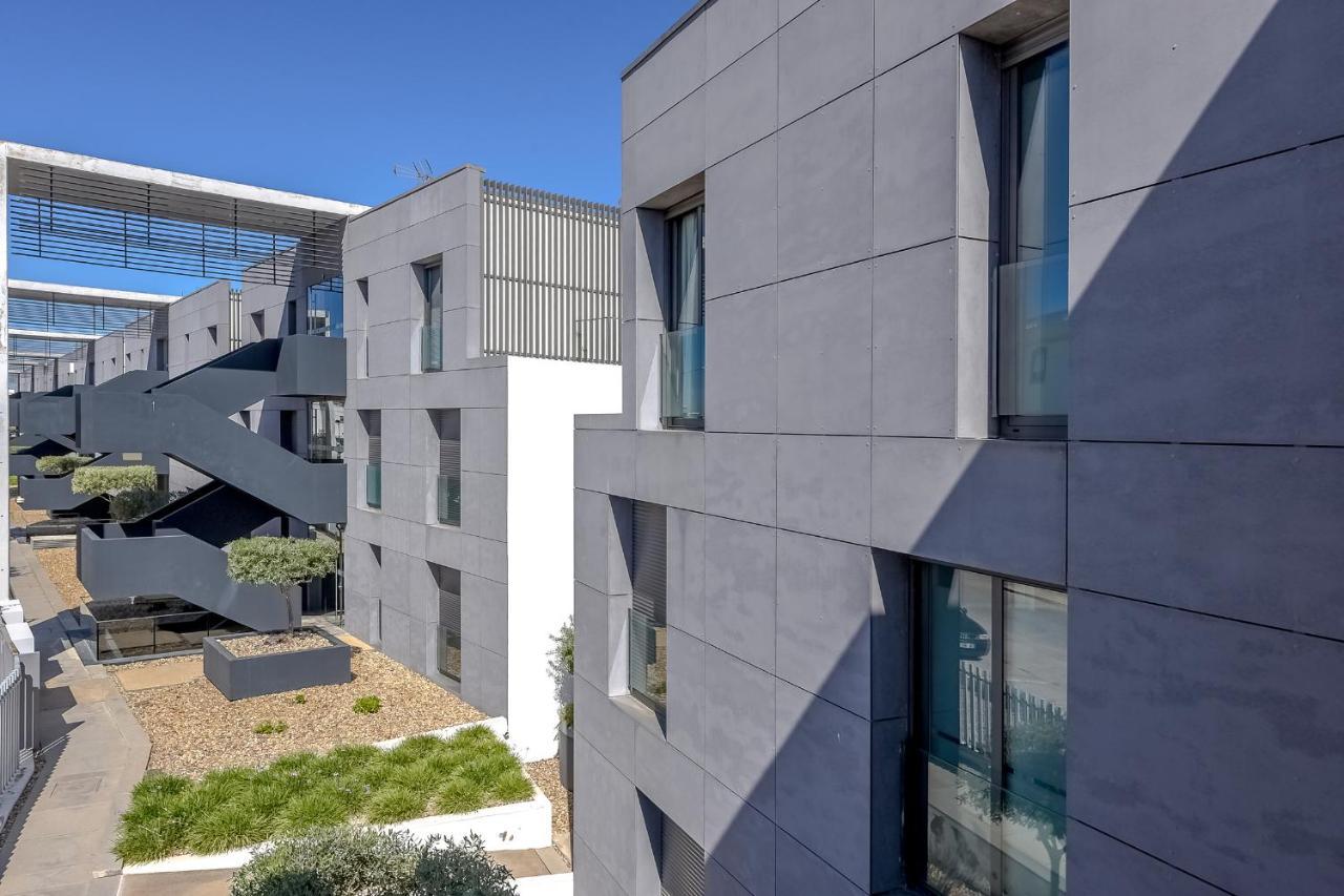 Apartment Ken Blacklock *